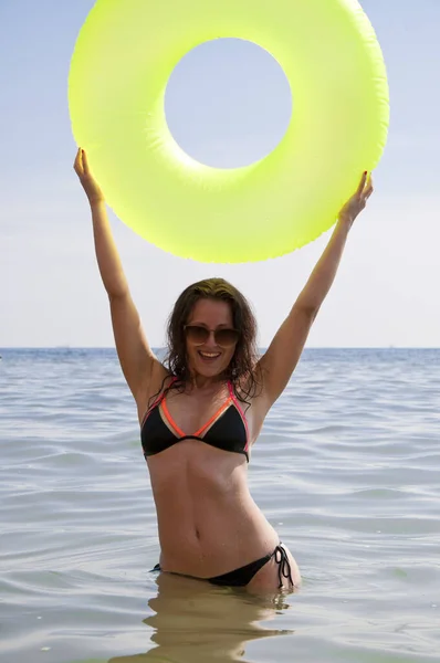 Mujer Alegre Bronceado Agua Mar Anillo Inflable —  Fotos de Stock