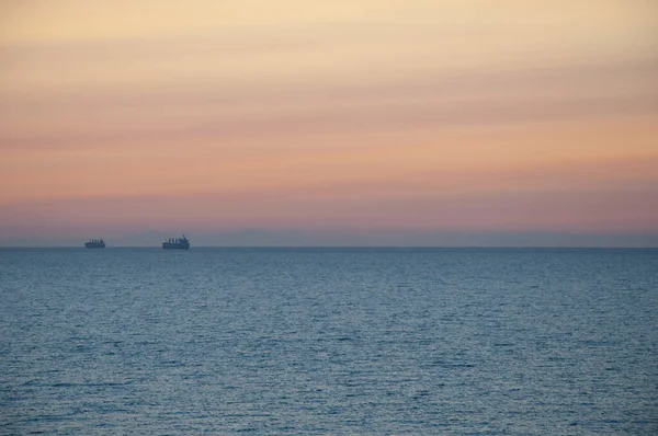 Wschód Słońca Rano Niebo Morze Statkiem Horyzoncie Lato Przestrzeń Kopiowania — Zdjęcie stockowe