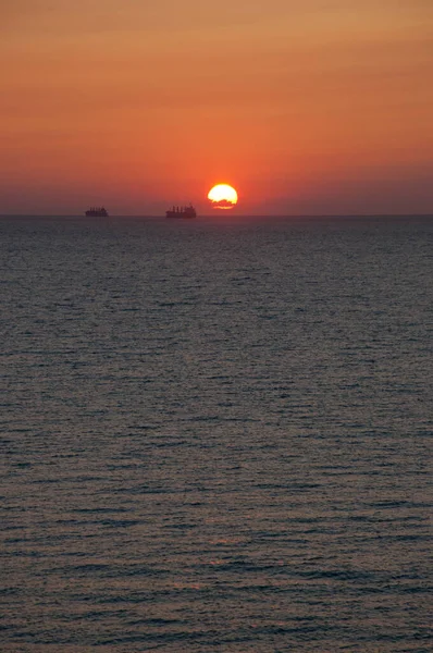 Zachód Słońca Niebo Morze Statkiem Horyzoncie Romantyczny Widok — Zdjęcie stockowe