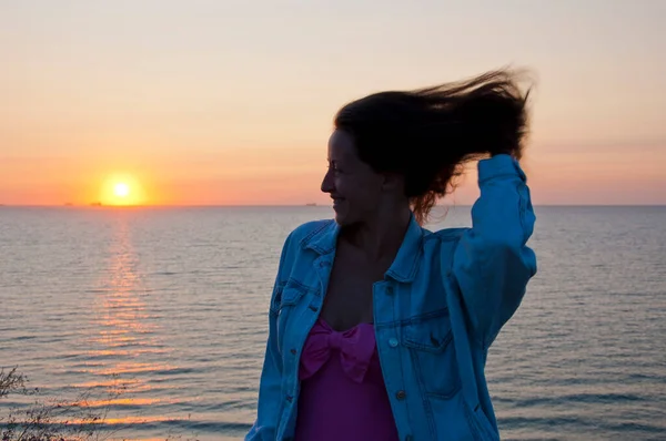 Happy Young Lady Look Summer Sunset Sun Sky Seascape — Stockfoto