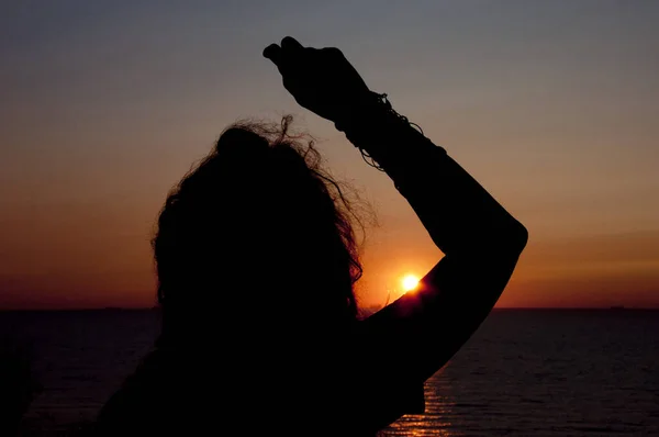 Silhouette Young Woman Look Summer Sunset Sun Sky Seascape — Stock Photo, Image