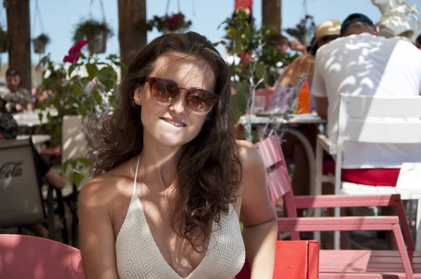 Happy Young Woman Wear Sunglasses Summer Restaurant Vacation Resort — Φωτογραφία Αρχείου