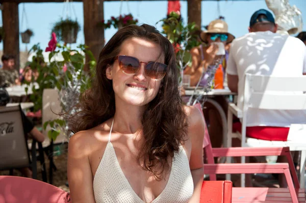Χαρούμενη Νεαρή Γυναίκα Φορούν Γυαλιά Ηλίου Στο Καλοκαιρινό Εστιατόριο Στο — Φωτογραφία Αρχείου