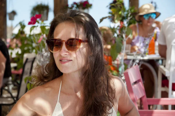 Glad Young Woman Wear Sunglasses Summer Restaurant Vacation Resort — Stockfoto