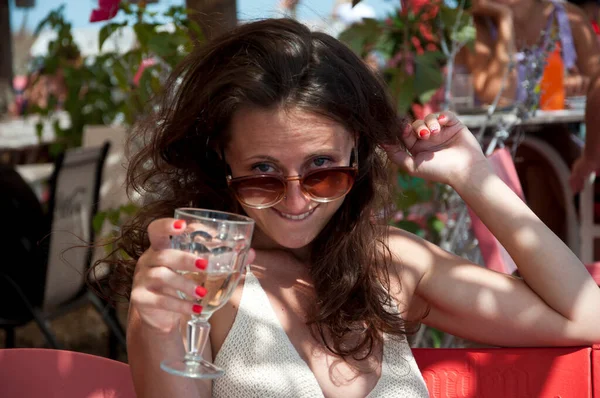 Glad Ung Flicka Bära Solglasögon Dricka Vin Sommar Restaurang Semesterorten — Stockfoto