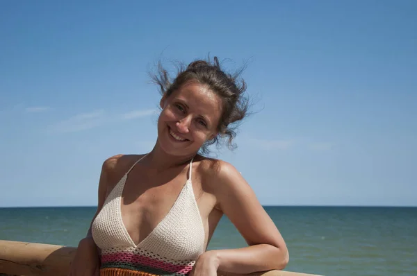 Χαρούμενη Νεαρή Γυναίκα Στις Καλοκαιρινές Διακοπές Στη Θάλασσα Και Μπλε — Φωτογραφία Αρχείου