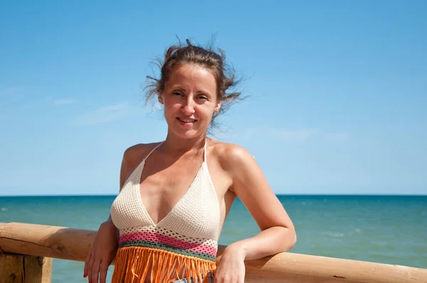 Mujer Joven Positiva Las Vacaciones Verano Mar Cielo Azul Fondo — Foto de Stock