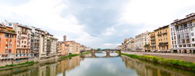 Arno nehri ve Ponte Santa Trinita Stinity köprüsü Floransa şehri, İtalya.
