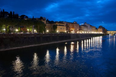 İtalya 'da gece Ponte Vecchio köprüsü ile Arno nehri dolumu.