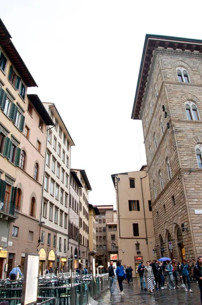 Floransa, İtalya - 3 Mayıs 2018: tarihi şehir merkezinin caddesinde açık kafe ve turistler.