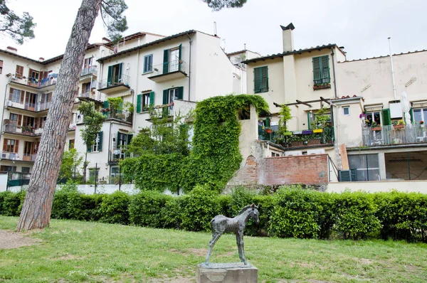 Флоренція Італія Травня 2018 Громадський Парк Кінною Статуєю Житлових Будинках — стокове фото
