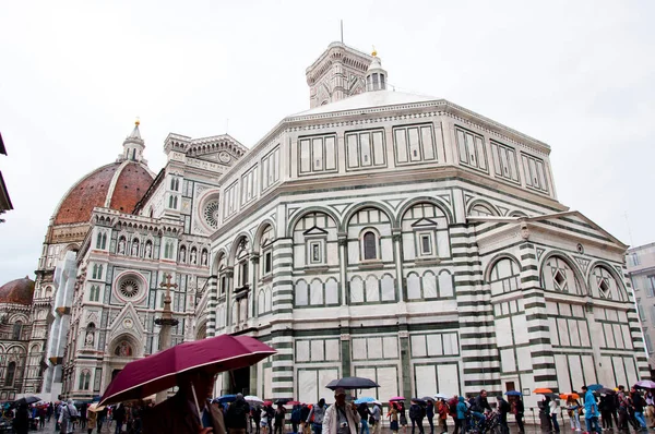 Floransa, İtalya - 3 Mayıs 2018: Tarihi şehir merkezinde Baptistery ve Duomo Katedrali.