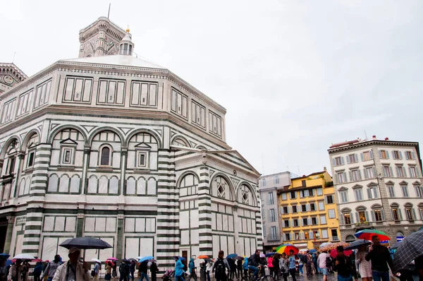 Floransa, İtalya - 3 Mayıs 2018: Tarihi şehir merkezinde Baptistery ve Duomo Katedrali mimarisi.