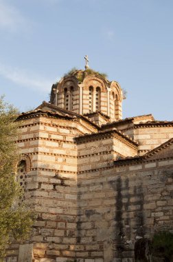 Kubbe üzerinde haçı olan antik taş kilise. Dini bina gökyüzü arka planı..