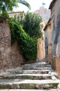 Eski Akdeniz kasabasında taş basamakları olan dar bir ortaçağ sokağı..
