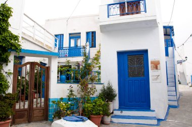 Dış Akdeniz mimarisi ön bahçeli yerleşim yerlerinde bir villa evi..
