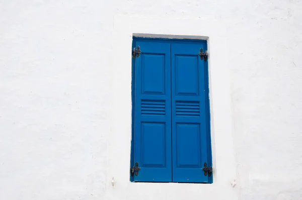 Blå Träfönsterluckor Byggnadens Fasad Exteriör Arkitektonisk Detalj Medelhavshus — Stockfoto