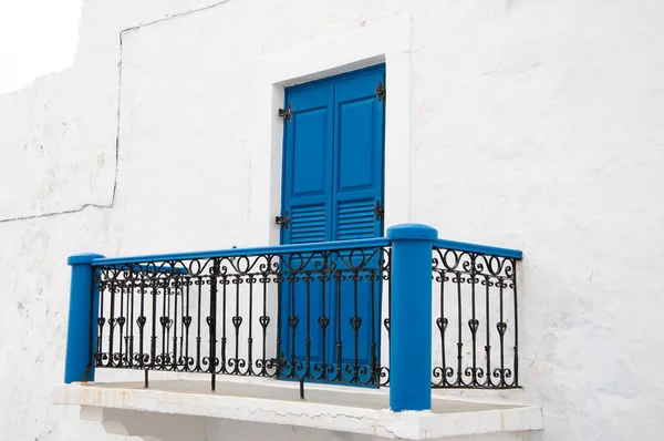 Architektoniczny Detal Niebieskiego Balkonu Drewnianej Fasady Budynku Zewnątrz Domu Śródziemnomorskiego — Zdjęcie stockowe
