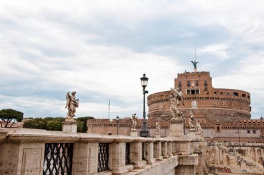 Ponte SantAngelo ve Castel SantAngelo Roma, İtalya 'nın ünlü simgesi..