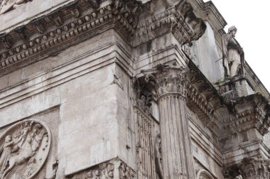Roma, İtalya 'da, Konstantin Kemeri heykel süslemesi ve gevşeme panelleri ile süslenmiş heykel ayrıntıları.