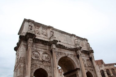 Roma, İtalya 'da heykel ve sütunlu Konstantin mimari heykeli.