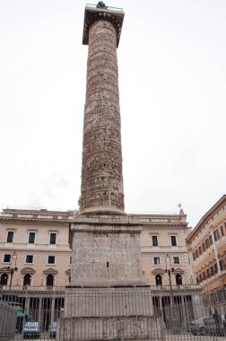 Roma, İtalya 'daki Piazza Colonna' da, Palazzo Wedekind 'in önündeki Marcus Aurelius sütunu.