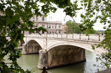 Roma, İtalya - 01 Mayıs 2018: Ponte Umberto I kemerli köprü ve Palazzaccio Tiber nehir kıyısından görüldü.