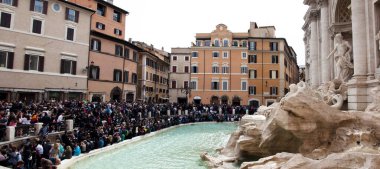 Roma, İtalya - 01 Mayıs 2018: Trevi Fountain veya Fontana di Trevi turistik merkezindeki kalabalık.