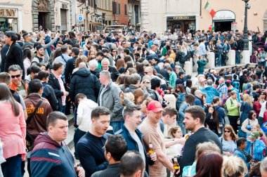 Roma, İtalya - 01 Mayıs 2018: Trevi Meydanı 'nda kalabalık turist kalabalığı.