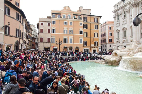 Roma, İtalya - 01 Mayıs 2018: Trevi Fountain veya Fontana di Trevi 'de ünlü turist kalabalığı.