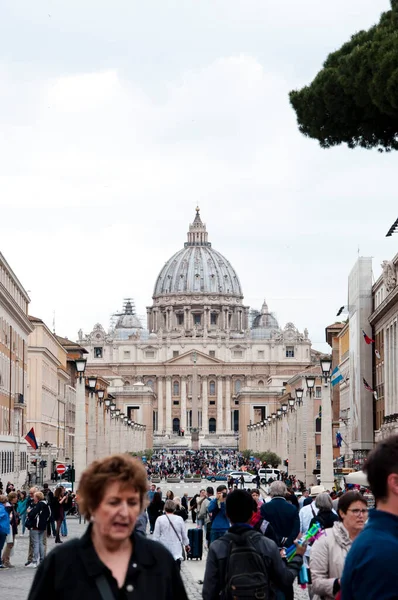 意大利罗马 2018年5月1日 从拥挤的和解道路旅游景点看圣彼得教堂和圣彼得广场 — 图库照片