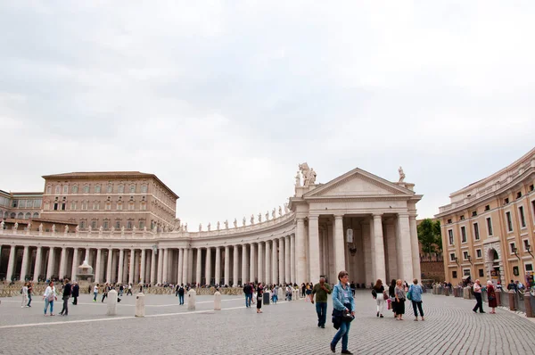 意大利罗马 2018年5月2日 梵蒂冈圣彼得教堂柱廊的圣彼得广场 — 图库照片
