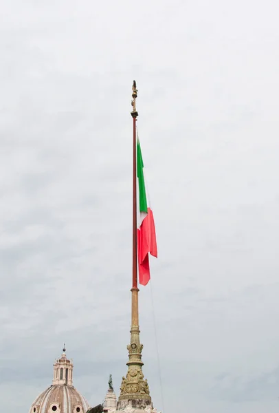 在罗马的天空背景下 意大利国旗在旗杆上飘扬 — 图库照片
