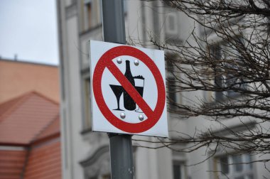 Yasak yol işareti yok. Alkol işareti yok. Çapraz kırmızı çizgi ve beyaz arka planda kırmızı kenar..