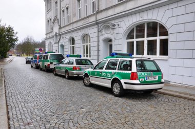 Guben, Almanya - 5 Ocak 2013: Polis devriye arabaları şehir caddesi boyunca park halindeki dış binanın önünde..