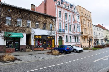 Guben, Almanya - 5 Ocak 2013: Eski depo binaları ve konutların dış mimarisi.