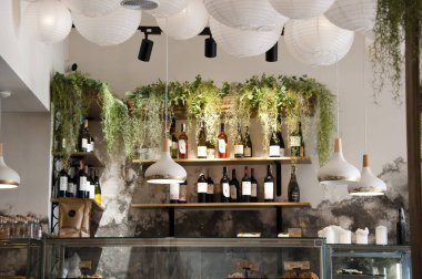 Odesa, Ukrayna - 24 Temmuz 2021: İçi boş bar içi kapalı mekanlar ve şarap şişeleri.