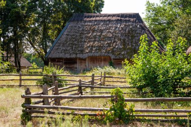 Ukrayna 'nın Pyrohiv kentindeki etnografik açık hava müzesinde halk mimarisi inşa eden otantik bir köy..