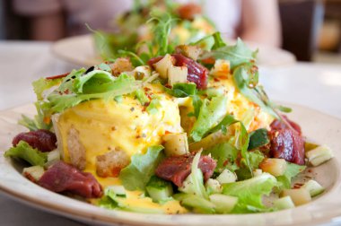 Salata yaprakları ve ton balığıyla pişirilmiş tabak yemeği..