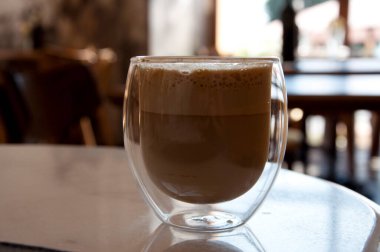 Bardakta servis edilen buzlu kahve içeceği..