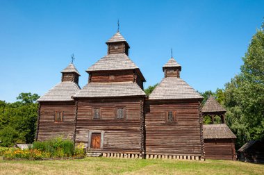 Ukrayna 'nın Pyrohiv köyündeki etnografik açık hava müzesinde eski ahşap kilise halk mimarisi.