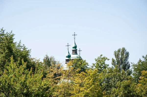 Ukrayna 'nın Pyrohiv kentindeki etnografik açık hava müzesinde eski ahşap kilise halk mimarisi..