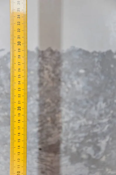 Sárga Fém Vonalzó Mérőszalag Mérőeszköz Milliméter Jelek Centiméter Egységek Cement — Stock Fotó