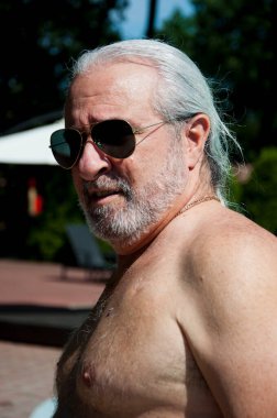 Yazın olgun sakallı bir adam. Yazlık adamın portresi. yaz tatili.