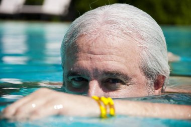 emeklilik yaz tatili. Yüzme havuzundaki yaşlı adam..