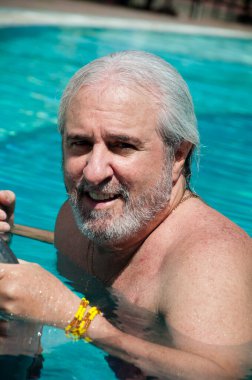 Maldivler havuzunda boz adam. Maldivler 'de yaz tatili. Erkekler maldivlerde yüzer..