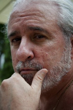 Ağarmış sakallı düşünceli adamın yüzü.