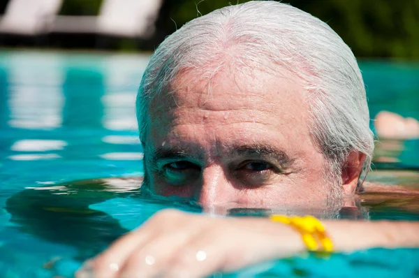 Oude Man Zwemt Het Zwembad Mens Zwemt Het Water Zwemmen — Stockfoto