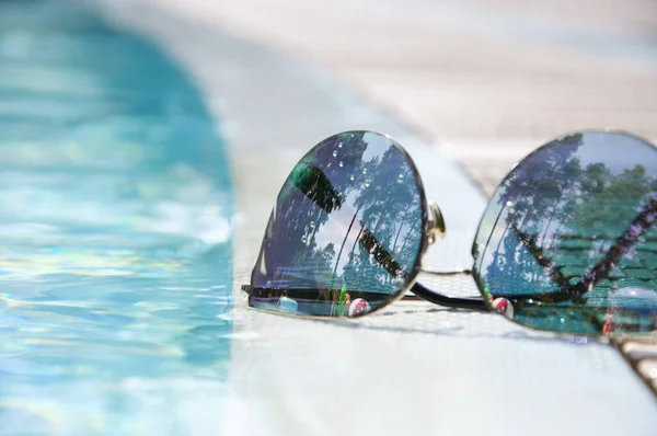 Reflectie Zomer Zonnebril Bij Het Zwembad Zomervakantie Vakantie Zomer Zwembad — Stockfoto