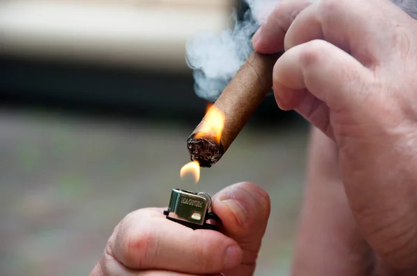 库班雪茄和灰 带有古巴雪茄的打火机 抽古巴雪茄 特写镜头 — 图库照片